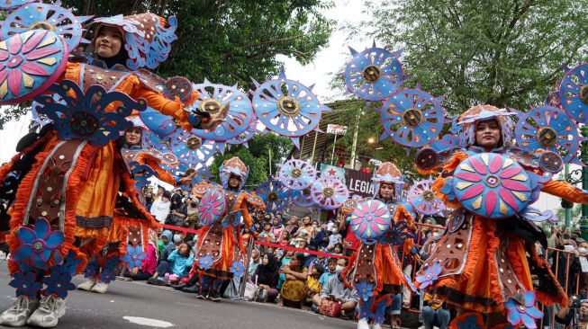 Peserta mengikuti kirab pada Jogja Fashion Carnival 2022 bertajuk “Abiwada Arsana” di Jalan Malioboro, Yogyakarta, Sabtu (15/10/2022). [ANTARA FOTO/Andreas Fitri Atmoko/rwa]