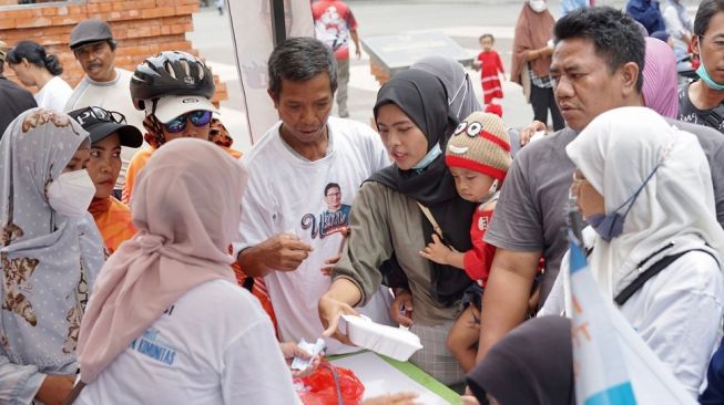 Dukung Pemulihan Ekonomi, Batur Sandi Uno Borong Ratusan Paket Nasi Pelaku Rumah Makan di Cirebon