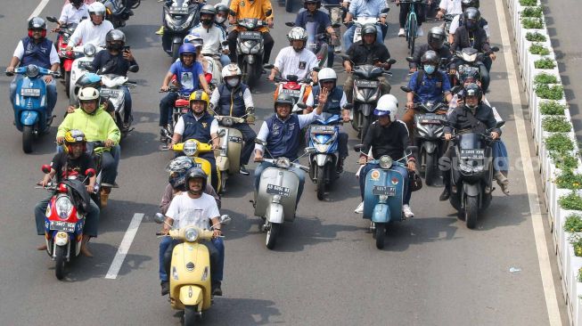 Pamit Dari Balai Kota, Anies Baswedan Pulang ke Rumah Naik Vespa