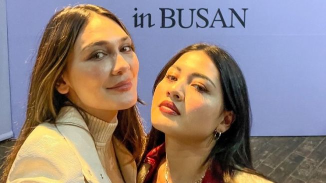 Gaya Luna Maya Nonton Konser BTS, Pakai Celana Robek Harga Rp11,2 Juta