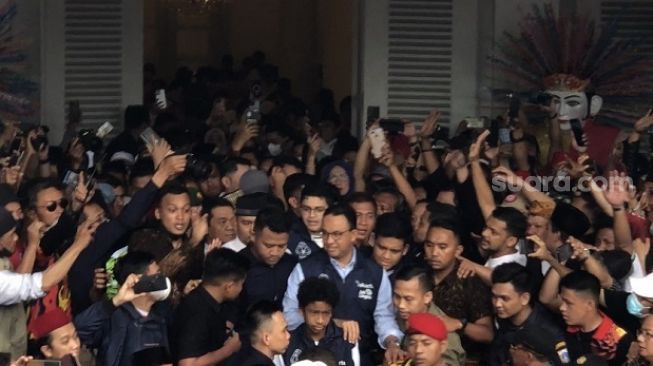 Ribuan Warga Menyemut Sambut Anies Keluar Balai Kota, Teriakan 'Anies Presiden' Makin Menjadi