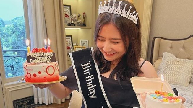 Terpaksa Rayakan Ultah di Rumah, Prilly Latuconsina Stunning Pakai Dress Murah