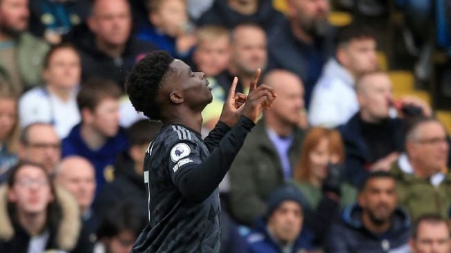 Winger Arsenal, Bukayo Saka melakukan selebrasi usai mencetak gol ke gawang Leeds United pada laga Liga Inggris di Elland Road, Minggu (16/10/2022) malam WIB. [AFP]