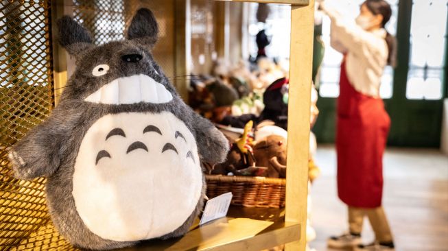 Sebuah boneka karakter Ghibli 'Totoro' dipajang di toko cinderamata selama tur media di Taman Ghibli di Nagakute, Prefektur Aichi, Jepang, Rabu (12/10/2022). [Yuichi YAMAZAKI / AFP]