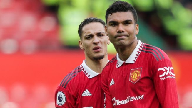 Ekspresi gelandang Manchester United, Casemiro (kanan) dan winger Antony dalam laga Liga Inggris kontra Newcastle United di Old Trafford, Manchester, Minggu (16/10/2022) malam WIB. [Ian Hodgson / AFP]