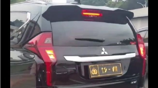 Viral Mobil Dinas Anggota Polisi Arogan di Jalanan, Teguran Presiden Jokowi Diabaikan?