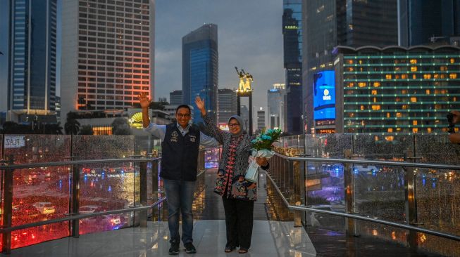 Gubernur DKI Jakarta Anies Baswedan tiba di Halte TransJakarta Bundaran HI saat peresmian halte di Jakarta, Sabtu (15/10/2022). [ANTARA FOTO/Galih Pradipta/rwa]
