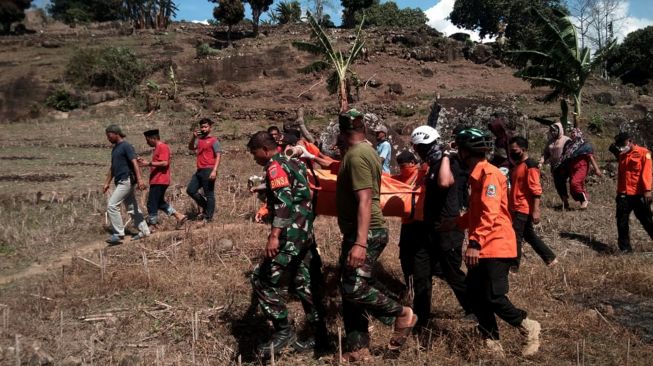 Tim SAR gabungan membawa kantong jenazah korban tanah longsor di Desa Loka, Kabupaten Jeneponto, Sulawesi Selatan, Sabtu (15/10/2022). [ANTARA FOTO/BASARNAS/ABHE/rwa]