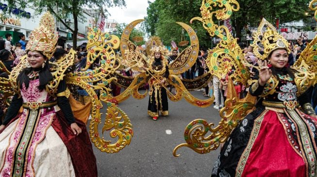 Peserta mengikuti kirab pada Jogja Fashion Carnival 2022 bertajuk “Abiwada Arsana” di Jalan Malioboro, Yogyakarta, Sabtu (15/10/2022). [ANTARA FOTO/Andreas Fitri Atmoko/rwa]