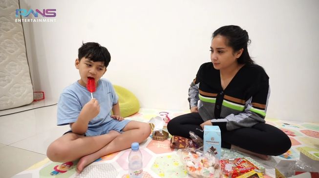 Nagita Slavina dan Rafathar Coba Cokelat dan Permen Ala Harry Potter, Ternyata Begini Rasanya