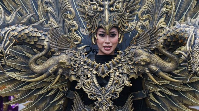 Peserta mengikuti kirab pada Jogja Fashion Carnival 2022 bertajuk “Abiwada Arsana” di Jalan Malioboro, Yogyakarta, Sabtu (15/10/2022). [ANTARA FOTO/Andreas Fitri Atmoko/rwa]