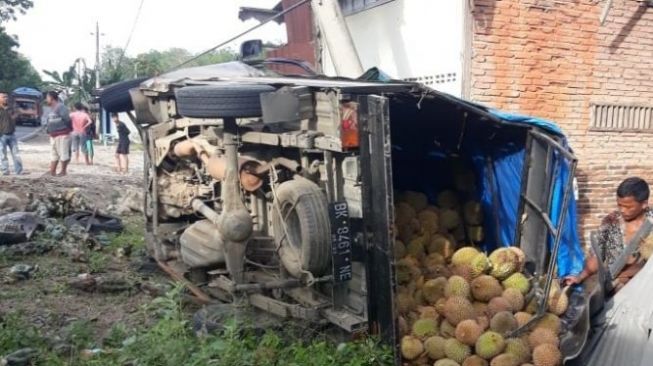 Pikap Angkut Durian Tabrak Tiang Listrik di Paluta, Sopir Tewas dan Penumpang Luka-luka