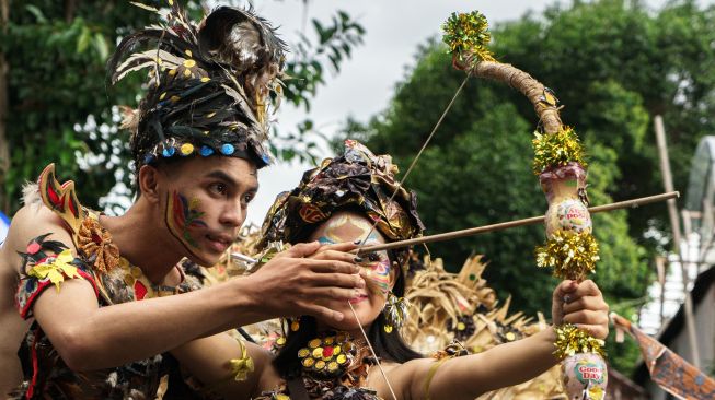 Peserta mengikuti kirab pada Jogja Fashion Carnival 2022 bertajuk “Abiwada Arsana” di Jalan Malioboro, Yogyakarta, Sabtu (15/10/2022). [ANTARA FOTO/Andreas Fitri Atmoko/rwa]