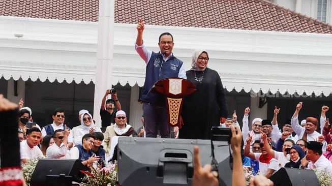 Gubernur DKI Jakarta Anies Baswedan dan istri, Fery Farhati menyapa warga saat acara perpisahan di Balai Kota, Jakarta pusat, Minggu (16/10/2022). [Suara.com/Alfian Winanto]