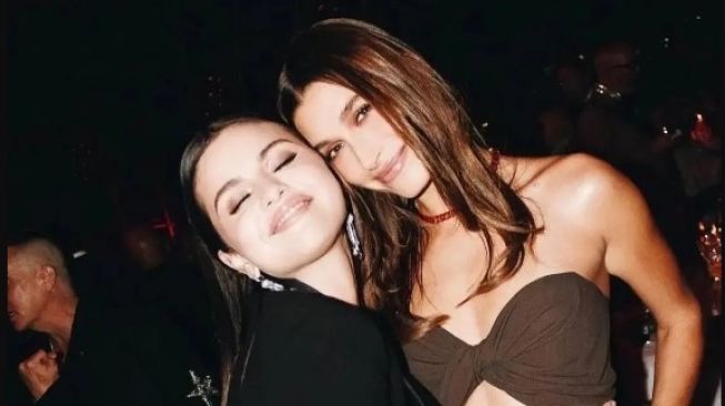 Diisukan Punya Hubungan Buruk karena 'Rebutan' Justin Bieber, Hailey Bieber dan Selena Gomez Akhirnya Foto Bareng