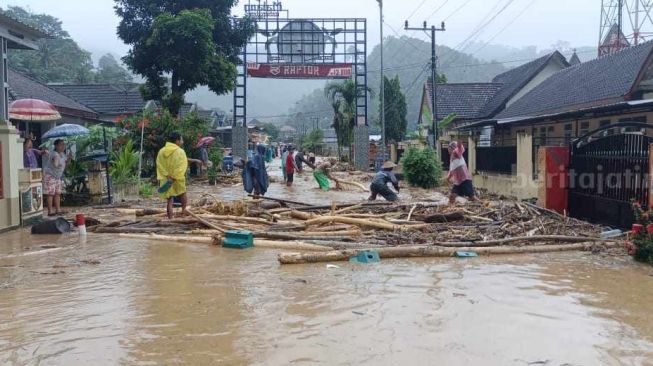 Malang Dilanda Tanah Longsor hingga Banjir Bandang, Pemkab Salurkan Bantuan