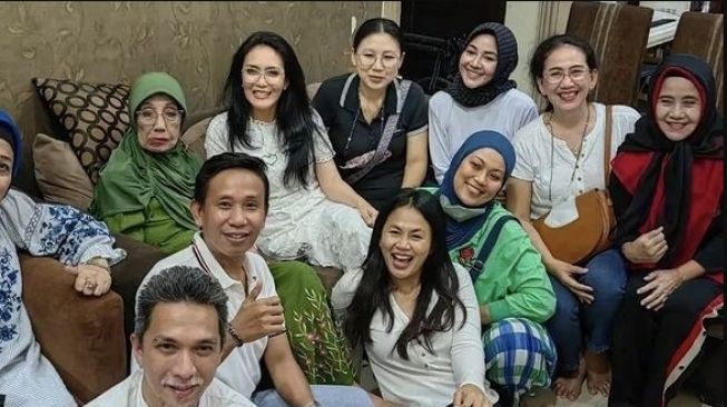 Momen Pemain Bajaj Bajuri Jenguk Nani Wijaya. (Instagram/fanny_fadillah06)