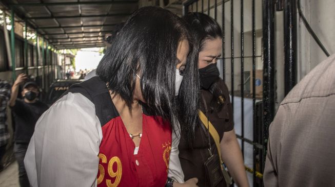 Putri Candrawathi memakai baju tahanan berjalan untuk mengikuti jalannya sidang perdana di Pengadilan Negeri Jakarta Selatan, Senin (17/10/2022).  ANTARA FOTO/Muhammad Adimaja