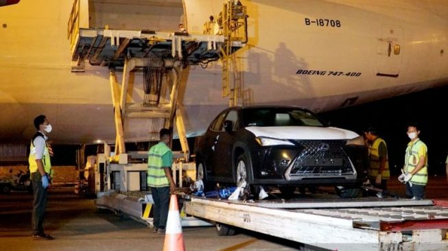 Sebuah Lexus UX 300e sedang diturunkan dari pesawat pada Minggu (16/10/2022) di Bandara Soekarno-Hatta, Tangerang, Banten. Akan digunakan di KTT G20 di Bali. [Antara]