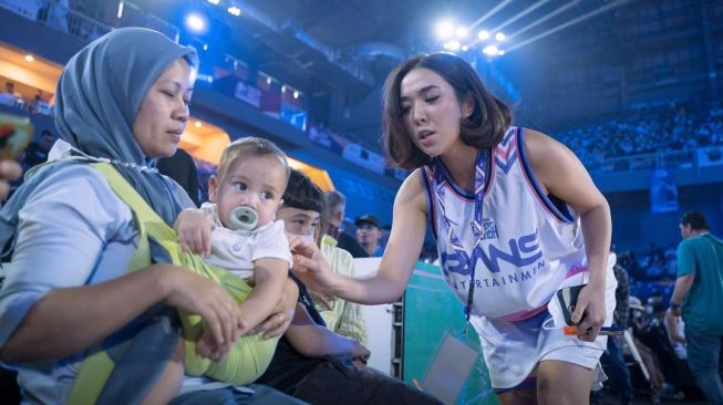 Meski tengah serius main basket, Gisella Anastasia alias Gisel goda Rayyanza. [Instagram]