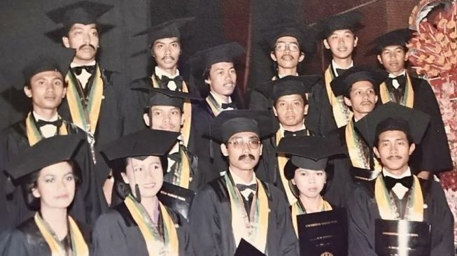 Skakmat Penuding Ijazah Palsu, Jokowi Pamer Foto Wisuda Plus Reunian: Kami Berasal dari Daerah yang Berbeda-beda!