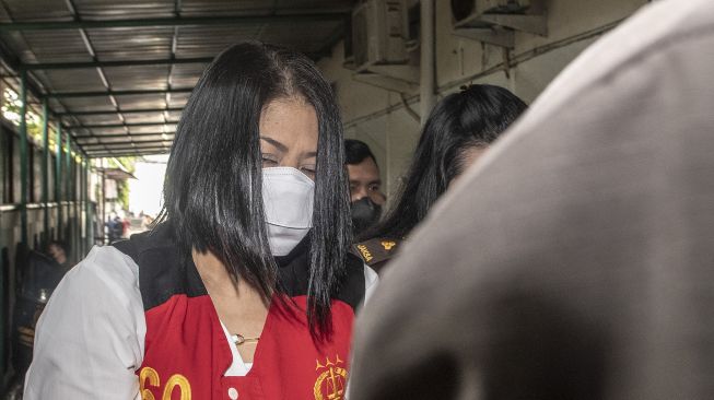 Putri Candrawathi memakai baju tahanan berjalan untuk mengikuti jalannya sidang perdana di Pengadilan Negeri Jakarta Selatan, Senin (17/10/2022).  ANTARA FOTO/Muhammad Adimaja