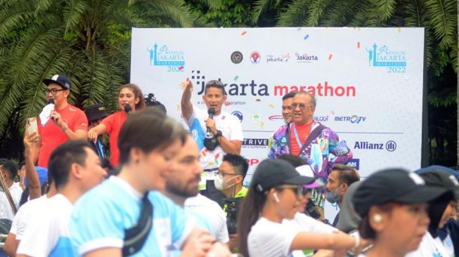 Menteri Pariwista dan Ekonomi Kreatif Republik Indonesia (Menparekraf RI), Sandiaga Salahuddin Uno saat membuka Jakarta Marathon 2022 di kawasan Gelora Bung Karno (GBK), Senayan, Jakarta, Minggu (16/10/2022). [Jakarta Marathon 2022/Le Minerale]