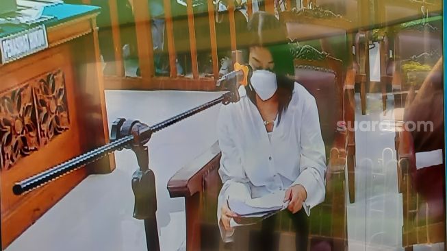 Putri Candrawathi, terdakwa kasus pembunuhan berencana terhadap Brigadir J atau Nofriansyah Yosua Hutabarat menajlani sidang perdana di Pengadilan Negeri Jakarta Selatan, Senin (17/10/2022) sore. (Suara.com/Yosea Arga)
