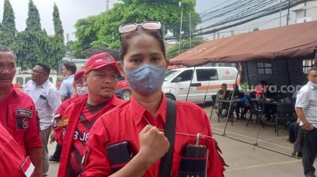 Natali, anggota Pemuda Batak Bersatu kecewa cuma bisa nonton sidang Ferdy Sambo di TV yang disiapkan pihak PN Jaksel di halaman parkir. (Suara.com/Arga)