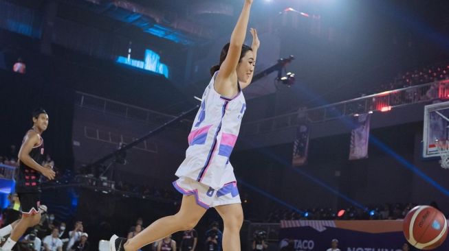 Gisella Anastasia ikut dalam pertandingan basket bertajuk "Media Clash" yang dibuat oleh KUY Entertainment dan RANS Entertainment. Meski keringatan, Gisel tetap menampilkan pesona dan kecantikannya. [Instagram]