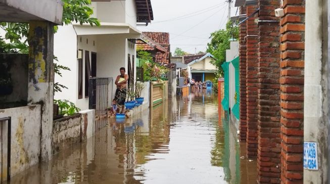 10 Cara Menghadapi Banjir Menurut BPBD, Surat Berharga Jadi Prioritas!