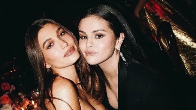 Heboh Hailey Bieber dan Selena Gomez Foto Bareng Pakai Busana Nuansa Hitam, Lebih Cantik Mana?