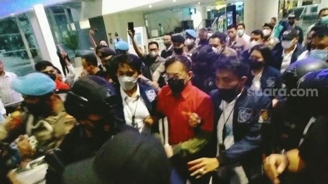 Detik-detik Bos Judi Online Apin BK Tiba di Bandara Kualanamu, Dikawal Ketat Polisi