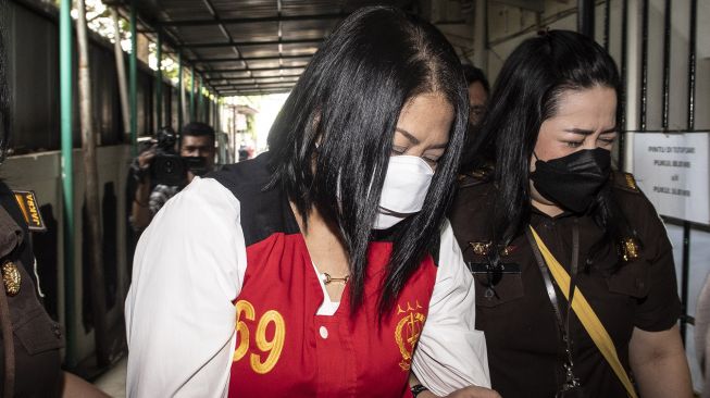 Putri Candrawathi memakai baju tahanan berjalan untuk mengikuti jalannya sidang perdana di Pengadilan Negeri Jakarta Selatan, Senin (17/10/2022).  ANTARA FOTO/Muhammad Adimaja