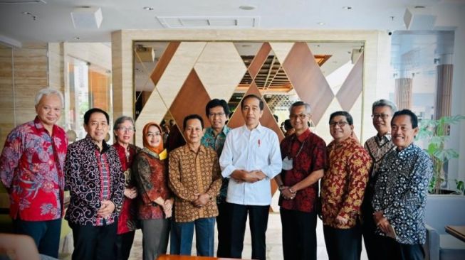 Presiden Jokowi Bertemu Rekan Kuliah di UGM, Publik: Cara Cerdas Hantam Isu Ijazah Palsu