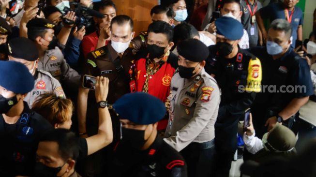 Terdakwa kasus pembunuhan berencana Ferdy Sambo saat menghadiri sidang perdana di Pengadilan Negeri Jakarta Selatan, Senin (17/10/2022). [Suara.com/Alfian Winanto]