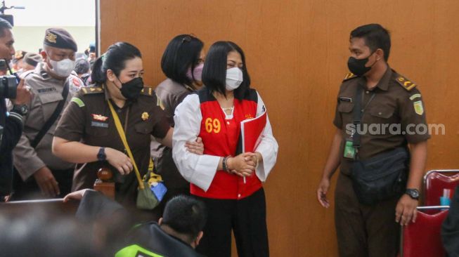 Terdakwa kasus pembunuhan berencana Istri Ferdy Sambo, Putri Candrawathi saat menghadiri sidang perdana di Pengadilan Negeri Jakarta Selatan, Senin (17/10/2022). [Suara.com/Alfian Winanto]