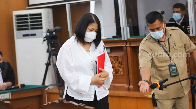 Terdakwa kasus pembunuhan berencana Istri Ferdy Sambo, Putri Candrawathi saat menghadiri sidang perdana di Pengadilan Negeri Jakarta Selatan, Senin (17/10/2022). [Suara.com/Alfian Winanto]