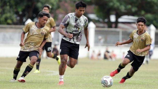 Persis Solo Menghadapi Persekabpas Pasuruan dan Persegres Gresik United dalam Pertandingan Ujicoba