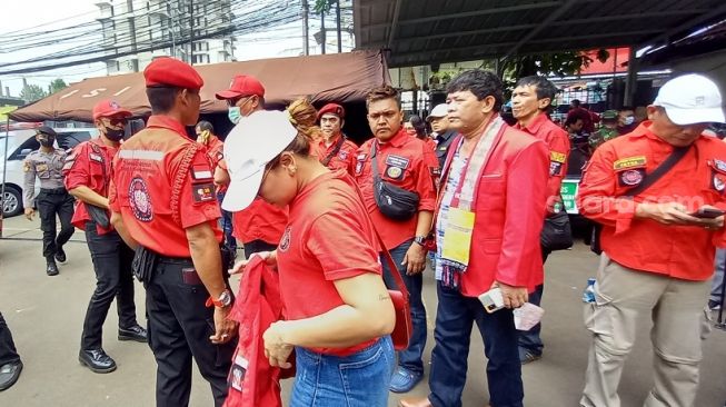 Puluhan massa dari Pemuda Batak Bersatu menggeruduk Pengadilan Negeri Jakarta Selatan, Senin (17/10/2022). Kedatangan mereka dalam rangka mengawal sidang kasus pembunuhan berencana terhadap Brigadir J atas terdakwa Ferdy Sambo Cs. (Suara.com/Yosea Arga)