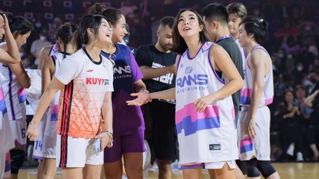 Gisella Anastasia ikut dalam pertandingan basket bertajuk 