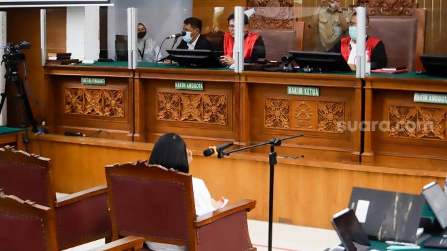 Terdakwa kasus pembunuhan berencana Istri Ferdy Sambo, Putri Candrawathi saat menghadiri sidang perdana di Pengadilan Negeri Jakarta Selatan, Senin (17/10/2022). [Suara.com/Alfian Winanto]