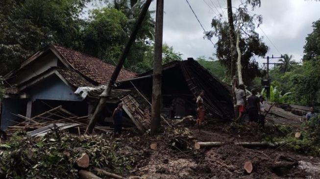 Dua Rumah Rusak Berat Tertimbun Tanah Longsor Di Jambesari Jember