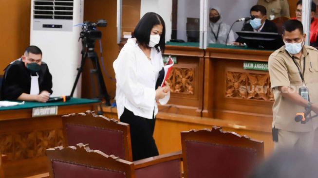Terdakwa kasus pembunuhan berencana Istri Ferdy Sambo, Putri Candrawathi saat menghadiri sidang perdana di Pengadilan Negeri Jakarta Selatan, Senin (17/10/2022). [Suara.com/Alfian Winanto]