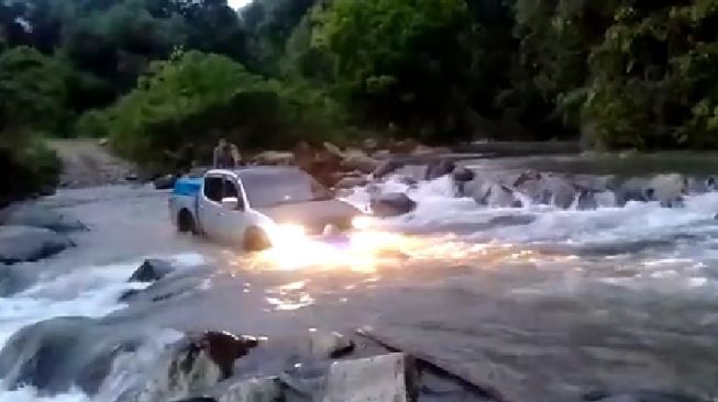 Kenangan Brigadir Satri saat mendistribusikan logistik Pemilu ke daerah paling ujung Nagari Sumiso di Tigo Lurah, Kabupaten Solok, Sumbar. [Suara.com/Istimewa]