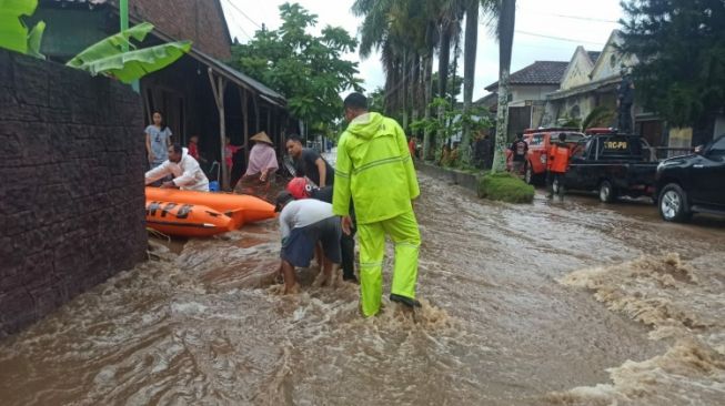 Sorotan Kemarin, Bencana Banjir di Jatim sampai Guru SD di Sampang Ditangkap Tim Densus