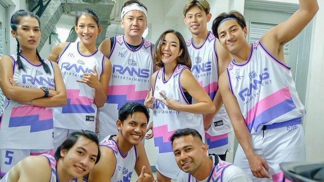 7 Potret Lucu dan Menggemaskan Gisella Anastasia Main Basket Bareng Gading Marten dan Wijin