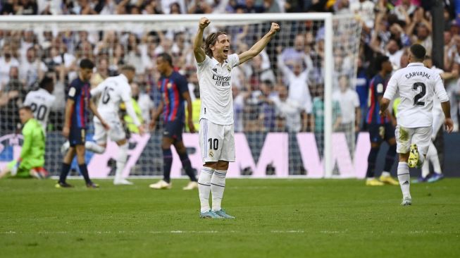 Para pemain Real Madrid merayakan gol kedua timnya selama pertandingan sepak bola Liga Spanyol antara Real Madrid melawan Barcelona di Santiago Bernabeu, Minggu (16/10/2022) malam WIB.  PIERRE-PHILIPPE MARCOU / AFP