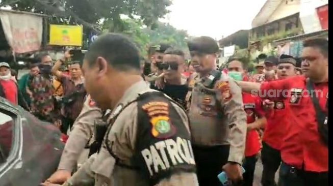 Bikin Onar di Luar Sidang Sambo, Pria Berkacamata Hitam Dicokok karena Diduga Menyusup Hina Massa Pemuda Batak