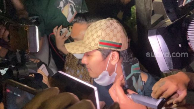 Momen Rizky Billar Saat Wajib Lapor, Ngibrit Kencang hingga Lompati Anak Tangga, Netizen: Sawan Lihat Kamera